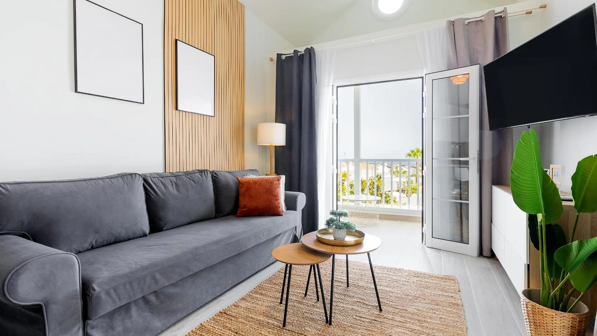 Spacious Apartment With Ocean View 아데제 0*,